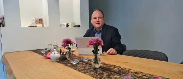 Christoph Dolles Lieblingsplatz ist in seinem Esszimmer am selbst geschreinerten Esstisch, der bisweilen auch als Arbeitstisch herhalten muss. Das Holz stammt von einer 200 Jahre alten Eiche, die dem Orkan Friederike im Blomberger Forst zum Opfer gefallen ist. - © Marianne Schwarzer