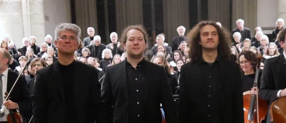 Die drei Dirigenten Volker Jänig (von links), Jonathan Dräger und Jakob Boudgoust sind glücklich nach geglücktem Konzert. - © Marienkantorei Lemgo/Matthias Heil