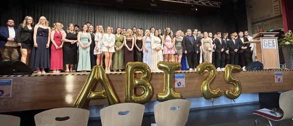 Der Abi-Jahrgang 2025 auf der Bühne in der Aula Aspe. - © Gesamtschule Aspe