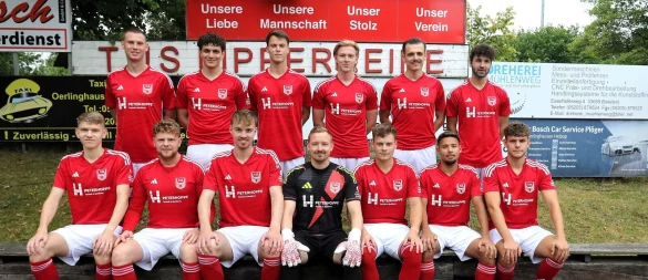 Neu im roten Trikot des TuS Lipperreihe: (hinten von links) Leon Schrenke, Noel Ansias-Munoz, Luca Schlingmann, Philipp Düsterdiek, Laurant Dragusha, Jan-Justin Johannhörster sowie (vorne von links) Til Peikert, Tim Zeihe, Tim Witte, Patrick Barthelmeus, Leon Neugebauer, Jamel Knouzi und Finn Mosebach. - © Oliver König