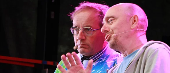 Sie erklären die Welt, sehr lustig: Wigald Boning (links) und Bernhard Hoëcker. - © Martin Hostert