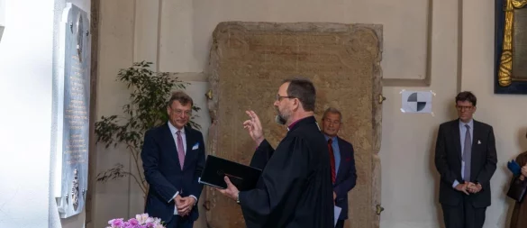 Die Gedenktafel für Bernhard II. wird von Erzbischof der Lettischen Evangelisch-Lutherischen Kirche Jānis Vanag eingeweiht. - © Stephan Prinz zur Lippe