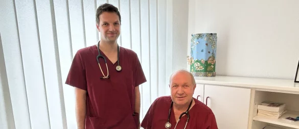 Noch schlicht eingerichtet, freuen sich Dominic Raphael Rohde (l.) und sein Vater Hans Arno Rohde schon jetzt auf den neuen Anstrich, der der Hausarztpraxis im nächsten Jahr ein modernes Gesicht verleihen soll. - © Anna Lena Hinder