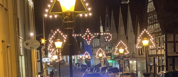 So idyllisch, wenn auch nicht so üppig wie in diesem Beispiel in Blomberg, stellen sich die Schwalenberger ihre Weihnachtsbeleuchtung vor. - © Dirk Stichnothe