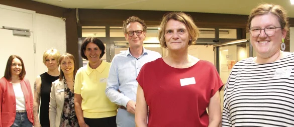 Verwaltungsvorstand Dr. Olaf Peterschröder (ab Dritter von rechts nach links) begrüßt gemeinsam mit Ulrike Glathe, Kerstin Plischka, Mareike Brinkmeyer und Martina Fieseler (alle zuständig unter anderem für Jugendthemen und Kinderschutz beim Kreis Lippe) die Referentinnen Anna Roemer (rechts) und Prof. Dr. Heike Wiemert (Zweite von rechts) von der katho NRW. - © Kreis Lippe