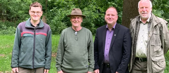 Spendenübergabe am Forsthaus: Förster Frederik Detels mit seinem Kleinen Münsterländer Onno, Sprecher Reinhard Heilig, Bürgermeister Christoph Dolle und der bisherige Förster Stephan Radeck. - © Stadt Blomberg