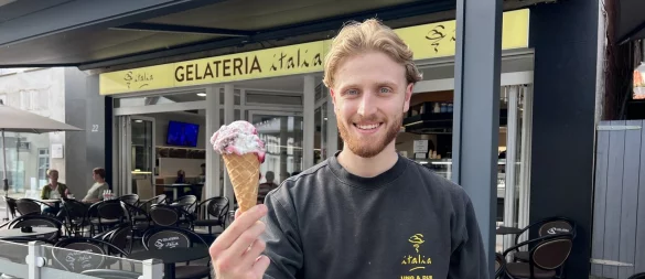 Auto und Eis? Das passt, weiß Alessandro Da Col vom Blomberger Eiscafé „Italia Uno-Due“. - © Seda Hagemann