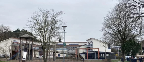 Als Standort für die neuen Container wird eine Fläche (ganz links) ein stückweit neben dem Spielplatz, sozusagen als Verlängerung des bestehenden Gebäuderiegels, favorisiert. - © Archivbild: Cordula Gröne