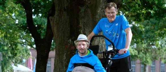 Manuel Graute (46) ist seit seinem Sportunfall 2007 querschnittsgelähmt. Er sitzt im „M1", ein Rollstuhl, der eigens für den Lauf konstruiert wurde. Reiner Schenke (61) wird ihn darin 42,195 Kilometer lang schieben. - © Andreas Frücht