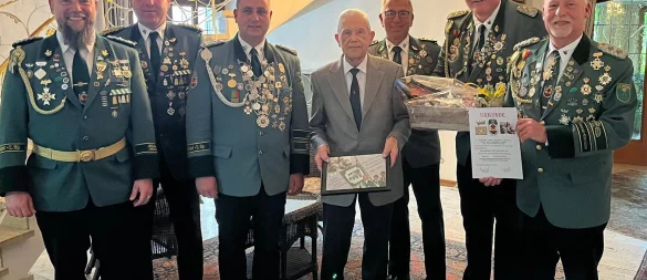 Oberst Markus Schantz (von links), Major Stefan Grote, König Sven Logermann, Diamantkönig Theodor Sundermann, Hauptmann Dieter Düwel, Vorsitzender Willi Düwel und Ehrenoberst Jörg Kleemann. - © Schützen Alverdissen
