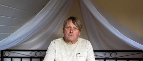 Vater Ralf S. sitzt auf dem Bett seiner verschwundenen Tochter Scarlett. In ihrem alten Kinderzimmer hat er nichts verändert. - © Niklas Tüns