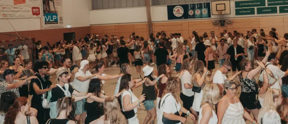 Die Party musste in der Turnhalle weitergehen: Rund 1100 Gäste warteten dort, bis die Party weiterging. Andere suchten Schutz in ihren Autos oder fuhren nach Hause. - © Bildrechte: Hirschgold Events