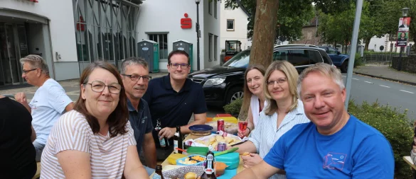 Christina, Ralf und Günther (linke Bierbank) feiern mit Vanessa, Catrin und Torsten bei einer bayerischen Brotzeit. - © Philip Marx