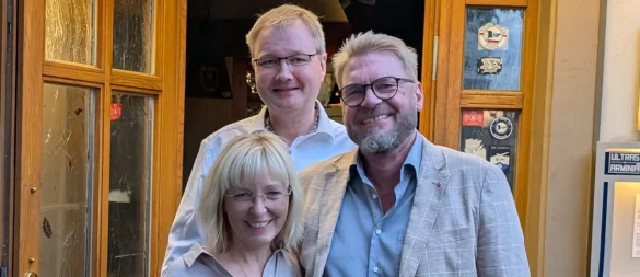 Peter Heepmann (rechts) mit seiner Frau Christina und seinem Wahlkampfmanager Volker Neuhöfer. - © Gunter Held