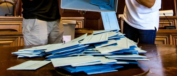 Stimmenauszählung in Ostwestfalen-Lippe: Die zweite Runde der Kommunalwahl sorgt für Spannung. - © Daniel Salmon