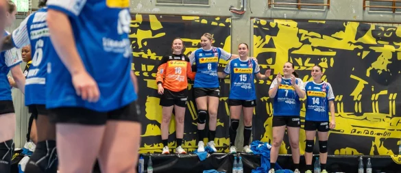 Melanie Veith (von links), Lisa Frey, Carolin Jaron, Díana Dögg Magnúsdóttir und Ona Vegue starten auf der Bank schon vor dem Schlusspfiff die Party. - © Timon Peters