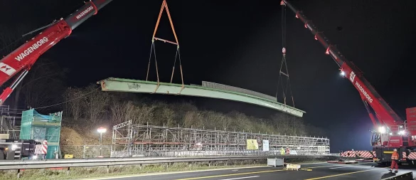 In der Nacht zum 1. Dezember vergangenen Jahres wurde die "Schnapsbrücke" unter Vollsperrung der A2 von zwei großen Kränen von ihren Pfeilern genommen und neben der Autobahn "abgelegt". Seit Anfang März ist sie wieder an ihrem angestammen Platz - aber noch nicht freigegeben. - © Sebastian Kratz