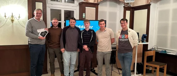 Vorsitzender Cord Brüning (links) und Quizmaster Jannik Lober (rechts) gratulieren dem Siegerteam des 2. Quizabends "Hiddesen Sapientes" mit (Mitte von links) Torben Faust, Magnus Lenuweit, Maurice Jordan und Christian Kück. - © Hiddesen Sapientes