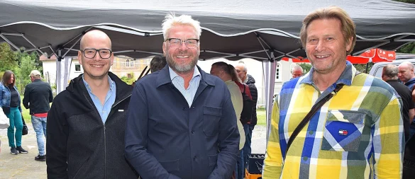 Sebastian Bunte vom MVZ Bielefeld-Brake (links) und Günter Weigel (rechts) von der Investorengemeinschaft Weigel, Somberg, Brechmann informieren im Weberpark auf Einladung von Peter Heepmann (SPD, Mitte) über Herausforderungen und Perspektiven. - © Karin Prignitz