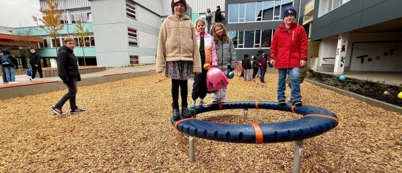 Die Schülerinnen und Schüler der Sekundarschule Blomberg freuen sich über ihren neuen Schulhof - ein Platz zum Leben und Wohlfühlen. - © Bildrechte: Sekundarschule Blomberg