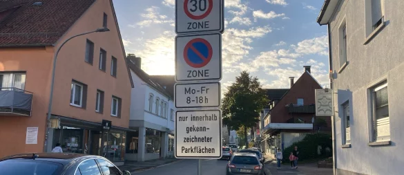 Auf dem neuen Schild in der Mittelstraße fehlt, dass das Parken für zwei Stunden erlaubt ist. An den drei anderen Standorten sind die Schilder vollständig. - © Cordula Gröne