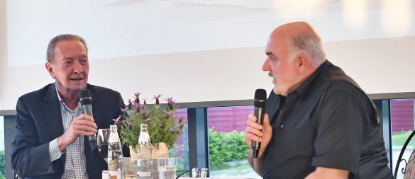 Die beiden haben es schon mal gemacht: Krimiautor Joachim H. Peters (rechts) hat vor gut einem Jahr in Oerlinghausen gemeinsam mit Bestsellerautor Martin Walker einen unterhaltsamen Abend bestritten. Nun treffen sie sich am Sonntag, 18. Mai, ab 18 Uhr im Kulturhaus Alte Meierei in Blomberg wieder. - © Archivfoto: Gunter Held