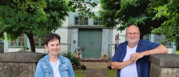 Elke und Michael Reimer haben sich an der Bahnhofstraße ihren Wohntraum realisiert. - © Katrin Kantelberg