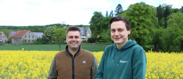 Nachbarn, Freunde und frühere Studienkollegen: Die Detmolder Landwirte und Agrarwirtschaftler Gregor Betge (links) und Peter Meier zu Beerentrup auf einem Rapsfeld in Schönemark. - © Annika Langhagel