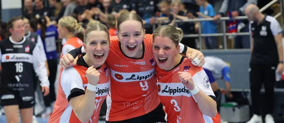 Die Freude bei den Blombergerinnen Alexia Hauf, Nieke Kühne und Laura Rüffieux (von links) ist groß. - © Paul Cohen