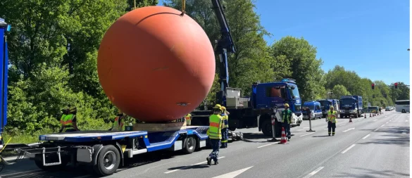Das THW hat die Kugel im Mai abtransportiert. - © Polizei Lippe
