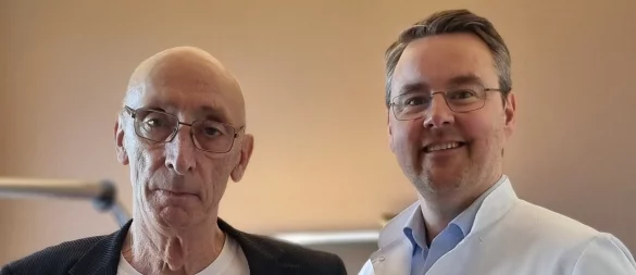 Wolfgang Kurrek ließ sich im St. Elisabeth-Hospital die Pumpentherapie speziell für Parkinson-Patienten von Andreas Rogalewski, Chefarzt der Klinik für Neurologie, zeigen. - © Redaktion