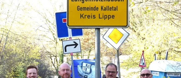 Mehr Schilder gehen kaum: Sören Busch, Jan Willer, Sven Stein und Andreas Liske am Ortseingang von Langenholzhausen. - © Axel Bürger