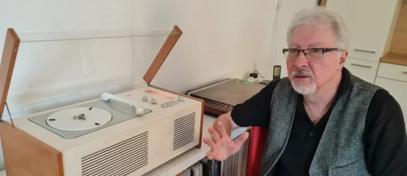 Er ist sein ganzer Stolz: Horst Henry Schmitt hat vor Jahr und Tag einen der legendären "Schneewittchensärge" erworben, also einen Braun SK 4 in der Ursprungsversion. In so gutem Zustand gibt es nur noch ganz wenige auf der Welt: Einer steht im Museum of Modern Art in New York. Die beiden in Frankfurt und München seien in schlechtem Zustand, meint der stolze Besitzer. - © Marianne Schwarzer