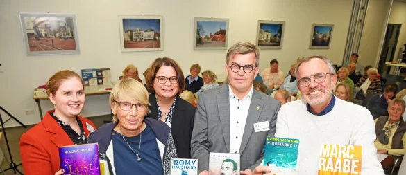 Die Mitglieder des Fördervereins der Stadtbücherei Lage stellen ihre Lieblingsbücher vor: Madeleine Biermann (von links), Elisabeth Knuth, Nicole Biermann, Michael Biermann (Vorsitzender) und Klaus Landrock - © Nicole Ellerbrake