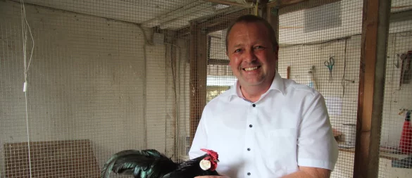 Bürgermeister Mario Hecker im Hühnerstall an seinem Elternhaus in Waterloo. Hier hat er jahrzehntelang selbst Geflügel gezüchtet. Mittlerweile fehlt ihm die Zeit. Sein Vater unterstützt ihn deshalb. - © Nadine Uphoff