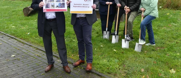 Setzen die Arbeiten für den Rathausanbau in Gang: Kreiskämmerer Rainer Grabbe, Bürgermeister Friso Veldink, Anja Krüger (Leiterin Zentrale Dienste des Kreises Lippe), Günther Wachter von BrandArchitekten GmbH, Dirk Süllwold und Ingrid Behlen (beide Fachbereich Bauen und Umwelt, von links). - © Rudi Rudolph