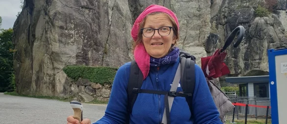 May Evers ist nach sechswöchiger Wanderung am Ziel, an den Externsteinen angelangt. - © Katharina Beyer