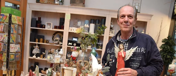Klaus Lenze ist mit seinem Sortiment seit 18 Jahren Anlaufpunkt für viele Kunden. Aktuell befinden sich, passend zur heranrückenden Weihnachtszeit, insbesondere Engel und andere Dekoartikel für das Fest im Geschäft. - © Karin Prignitz
