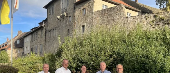 Der Vorstand der LAG Nordlippe und Regionalmanagerin Karen Baller freuen sich gemeinsam über die Bewilligung des Regionalbudgets 2025 für Nordlippe. - © LAG Nordlippe