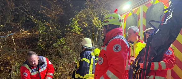 Ehrenamtliche DRK-Retter aus Marienau bereiten unterhalb der Klippen schon mal die Trage für den Verletzten, der von Höhenrettern zu Tal getragen wird, vor. - © Dewezet