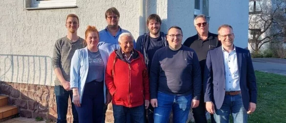 Mitglieder des Lipperland-Orchesters aus Alverdissen und Barntrups Bürgermeister Borris Ortmeier (rechts) freuen sich über den Abschluss der Bauarbeiten am "Odeon" in Alverdissen. Ortmeier ist zugleich Vorsitzender der Leader-Aktionsgruppe Nordlippe, die übers sogenannte Regionalbudget einen Zuschuss gegeben hat. - © Stadt Barntrup