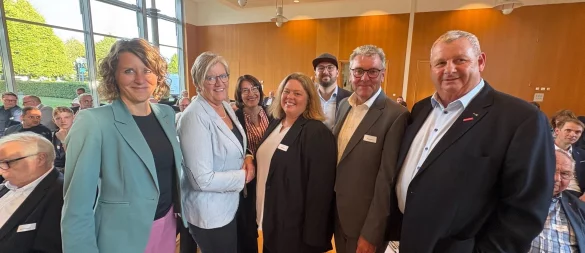 Die Kandidatinnen und der Kandidat fürs Landratsamt (vorne, von links) Inga Loke, Heike Görder, Ilka Kottmann und Meinolf Haase waren in den Räumen der IHK zu Gast. Der Arbeitgeberverband mit Hauptgeschäftsführerin Corinna Kronsbein (Dritte von links), die Wirtschaftsjunioren mit Vorstand Christoph Grauting (mit Mütze) und die Kreishandwerkerschaft mit Kreishandwerksmeister Mickel Biere (rechts) hatten eingeladen. - © Martin Hostert