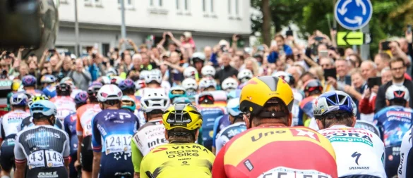 Das Fahrerfeld verlässt Herford: Gesäumt von zahlreichen Zuschauenden startete am Freitagmittag die zweite Etappe der Lidl Deutschland Tour, die zum Zielort Arnsberg führte. - © Daniel Salmon