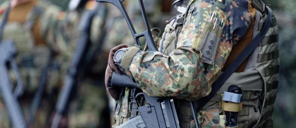 Die Meinungen in Lippe zum neuen Wehrdienst gehen weit auseinander. - © Henning Kaiser/dpa