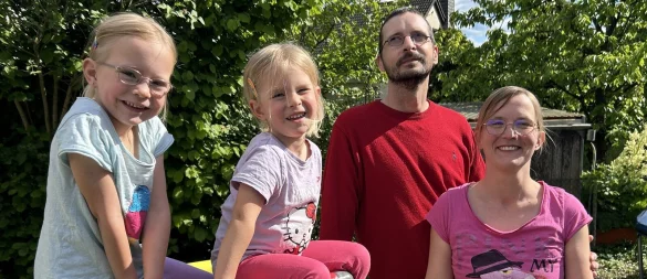 Mirjam und Christian Thiessen mit ihren Töchtern, der sechsjährigen Celine (inks) und der vierjährigen Lenja, im heimischen Garten in Leopoldshöhe. - © Anna Lena Hinder