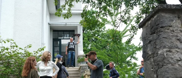 Bruno Grass (rechts) steht vor einer Villa in der Bandelstraße und erklärt die nächste Szene. - © Sven Koch