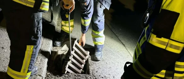 Bei der Explosion in Vlotho sind im März dieses Jahres mehrere Gullydeckel aus ihren Verankerungen gerissen worden. - © Feuerwehr Vlotho