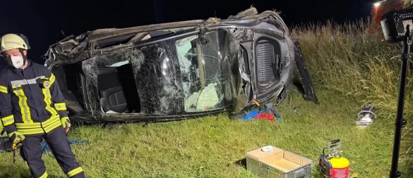 Die Feuerwehr musste den eingeklemmten Fahrer zunächst aus dem Fahrzeug befreien. - © Feuerwehr Extertal