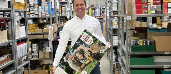 Der Handel läuft wie auf Schienen: Geschäftsführer Björn Döring im Lager des Modellbahnshops Lippe. - © Kyrill von Matuschka
