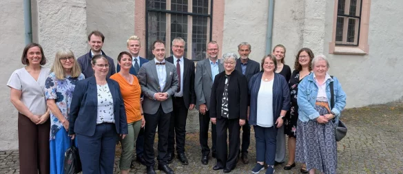 Dr. Sven Lesemann zusammen mit Mitgliedern des Kirchenvorstandes Lage und Beteiligten am Abschiedsgottesdienst - © Lippische Landeskirche
